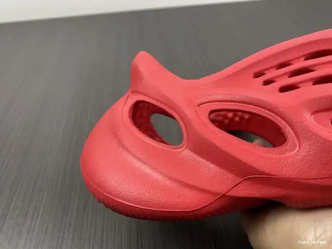 hype CW3355 Red Yeezy Adidas Foam 0608